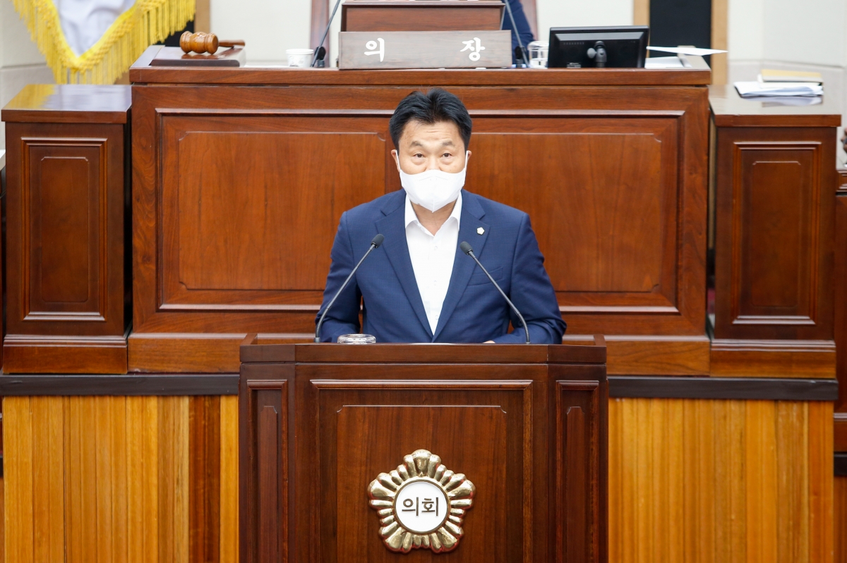 20220722-016[_P7U6376-제260회 임시회 제2차 본희의시 김영태 의회운영위원장 상임위원회 활동결과보고.JPG