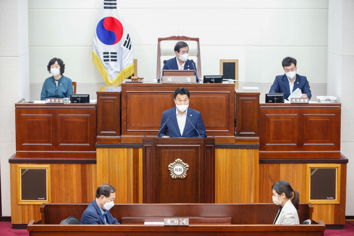 20220722-017[_P7U6381-제260회 임시회 제2차 본희의시 김영태 의회운영위원장 상임위원회 활동결과보고.JPG