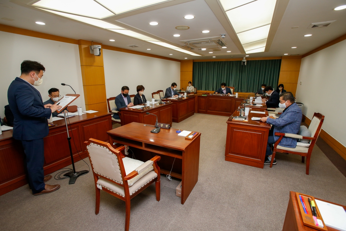 20220824-001[_P7U8356-폐회중 의회운영위원회 활동.JPG