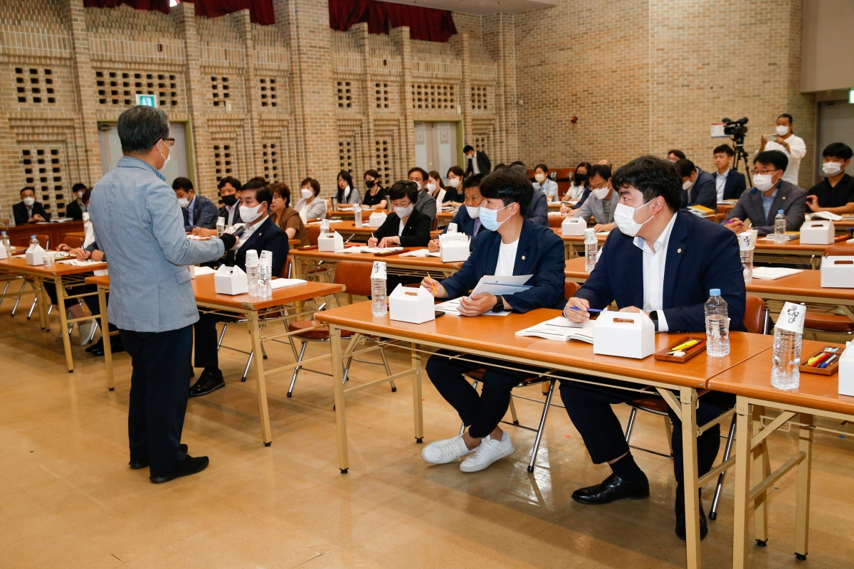 20220826-041[_P7U8669-구미시의회 의원 의정실무 및 부패방지·이해충돌방지법 교육-최민수 박사 초청 특강.jpg