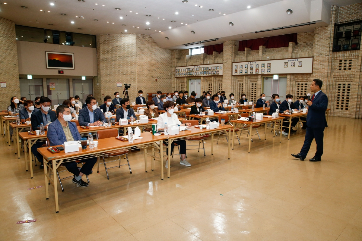 20220826-054[_P7U8706-구미시의회 의원 의정실무 및 부패방지·이해충돌방지법 교육-이지문 박사 초청 특강.jpg