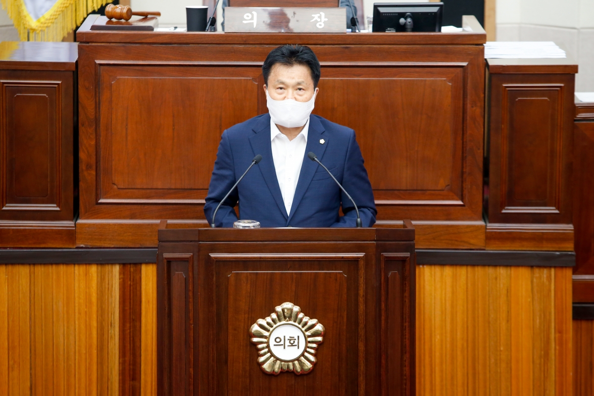 20220901-039[_P7U0079-제261회 제1차 정례회 제1차 본희의시 김영태 의회운렬위원장 예산결산특별위원회 구성결의안 제안설명.JPG