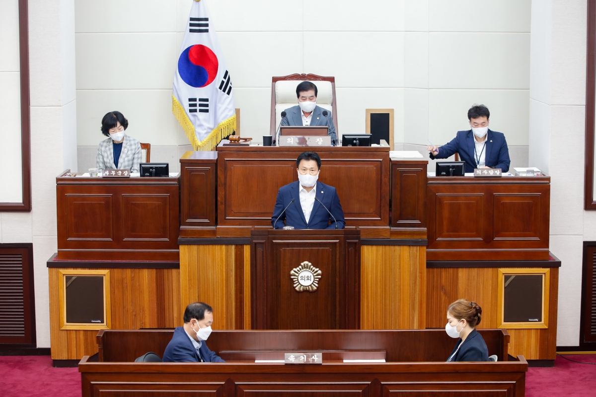 20220901-040[_P7U0081-제261회 제1차 정례회 제1차 본희의시 김영태 의회운렬위원장 예산결산특별위원회 구성결의안 제안설명.JPG