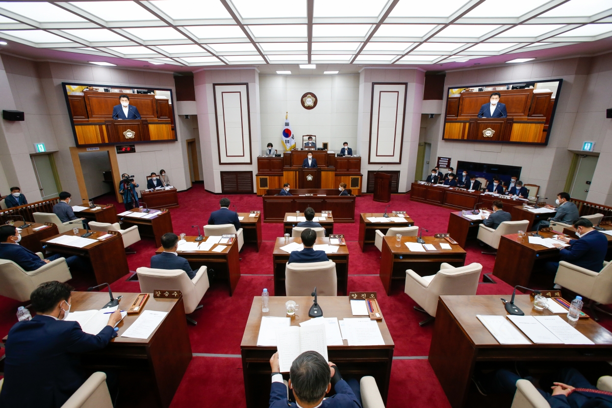 20220901-041[_P7U0085-제261회 제1차 정례회 제1차 본희의시 김영태 의회운영위원장 예산결산특별위원회 구성결의안 제안설명.JPG