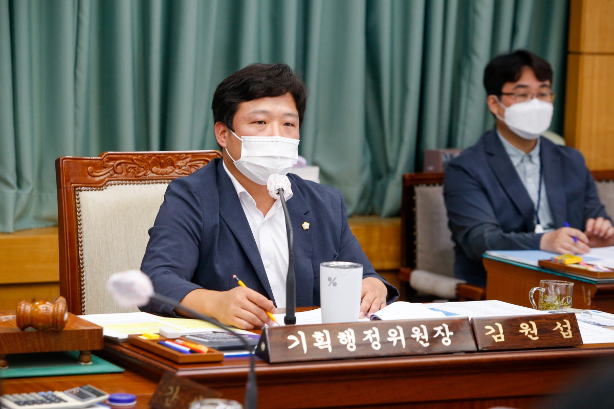 20220902-034[_P7U0290-제261회 제1차 정례회 제1차 기획행정위원회 소관 조례안 및 2021회계연도 세입·세출결산승인안 예비심사 활동.JPG