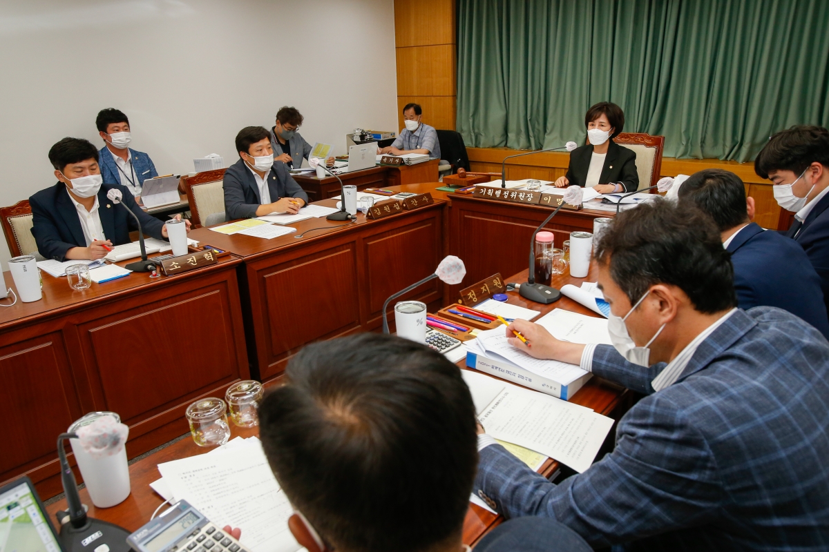 20220902-031[_P7U0479-제261회 제1차 정례회 제1차 기획행정위원회 소관 조례안 및 2021회계연도 세입·세출결산승인안 예비심사 활동.JPG