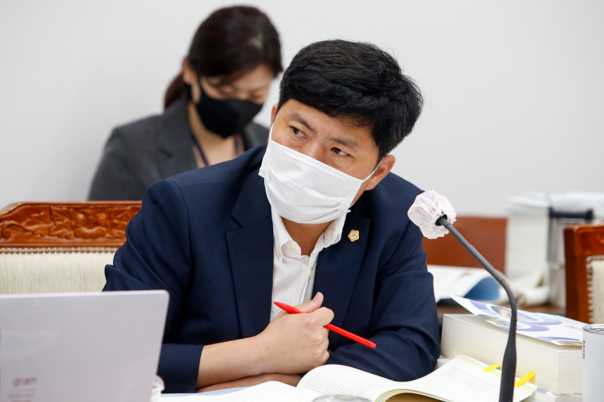 20220902-041[_P7U0329-제261회 제1차 정례회 제1차 기획행정위원회 소관 조례안 및 2021회계연도 세입·세출결산승인안 예비심사 활동.JPG