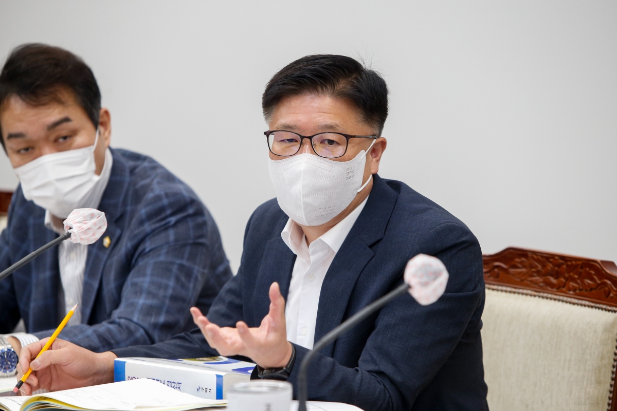 20220902-063[_P7U0278-제261회 제1차 정례회 제1차 기획행정위원회 소관 조례안 및 2021회계연도 세입·세출결산승인안 예비심사 활동.JPG