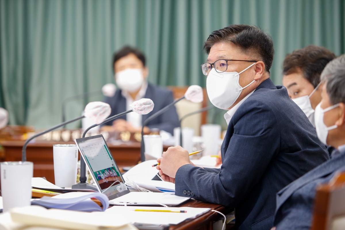 20220902-062[_P7U0462-제261회 제1차 정례회 제1차 기획행정위원회 소관 조례안 및 2021회계연도 세입·세출결산승인안 예비심사 활동.JPG