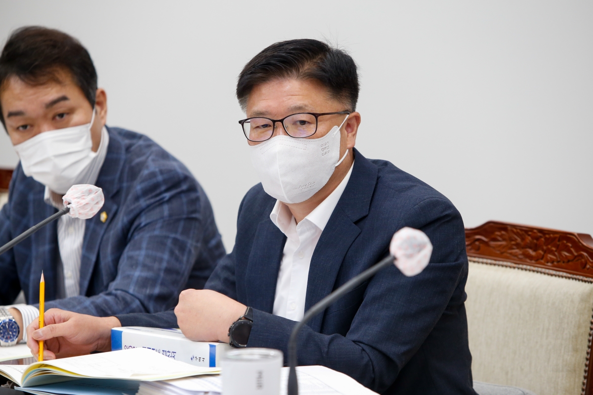 20220902-064[_P7U0282-제261회 제1차 정례회 제1차 기획행정위원회 소관 조례안 및 2021회계연도 세입·세출결산승인안 예비심사 활동.JPG