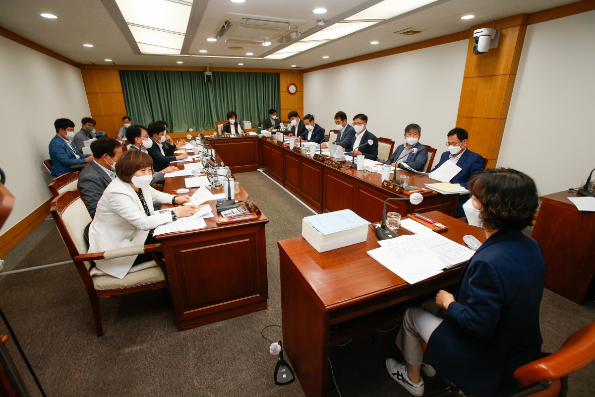 20220902-024[_P7U0496-제261회 제1차 정례회 제1차 기획행정위원회 소관 조례안 및 2021회계연도 세입·세출결산승인안 예비심사 활동.JPG