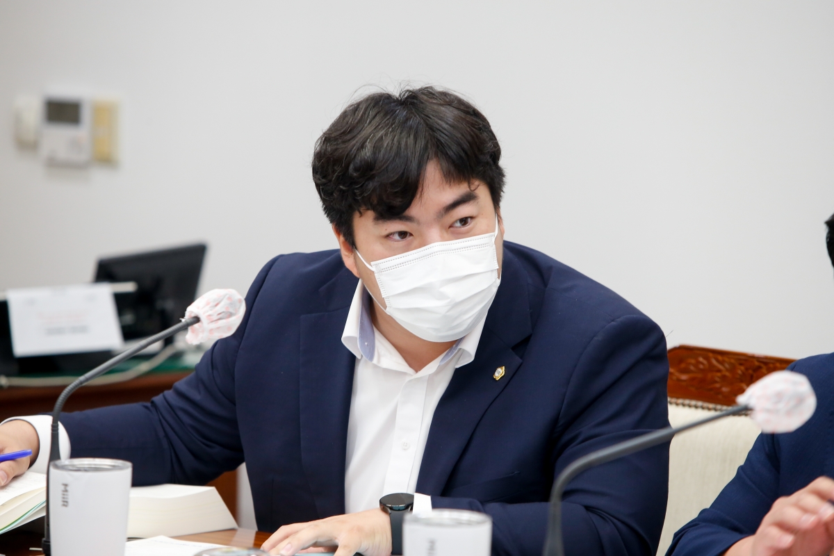 20220902-066[_P7U0301-제261회 제1차 정례회 제1차 기획행정위원회 소관 조례안 및 2021회계연도 세입·세출결산승인안 예비심사 활동.JPG