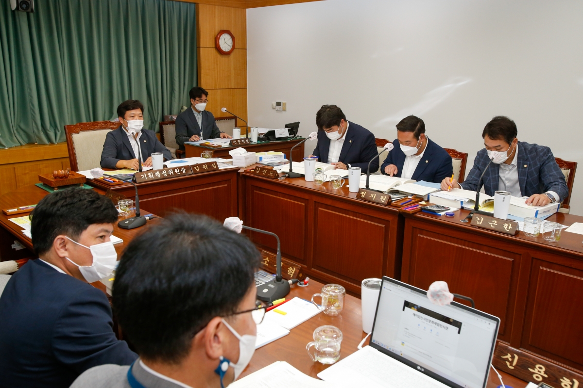 20220902-070[_P7U0414-제261회 제1차 정례회 제1차 기획행정위원회 소관 조례안 및 2021회계연도 세입·세출결산승인안 예비심사 활동.JPG