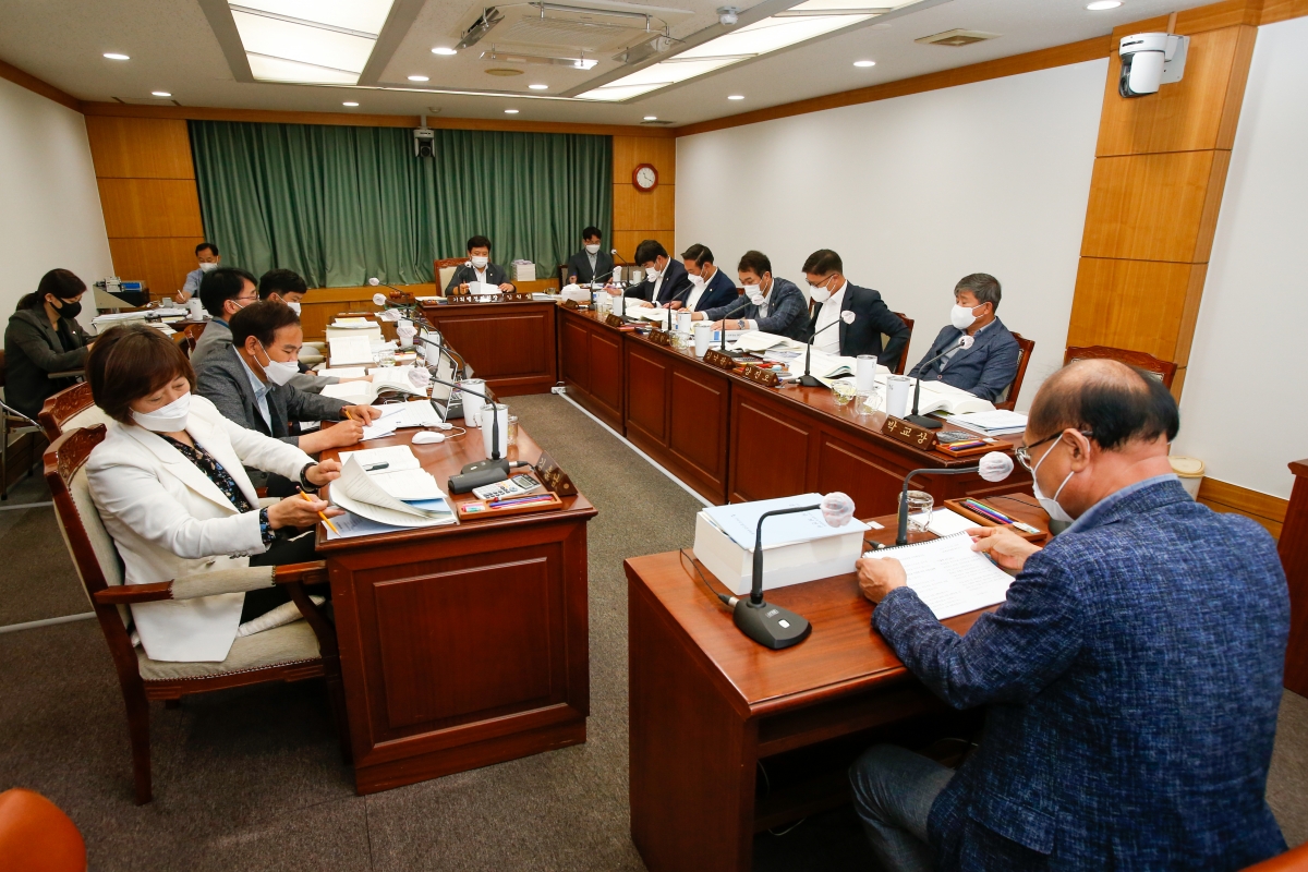 20220902-069[_P7U0411-제261회 제1차 정례회 제1차 기획행정위원회 소관 조례안 및 2021회계연도 세입·세출결산승인안 예비심사 활동.JPG