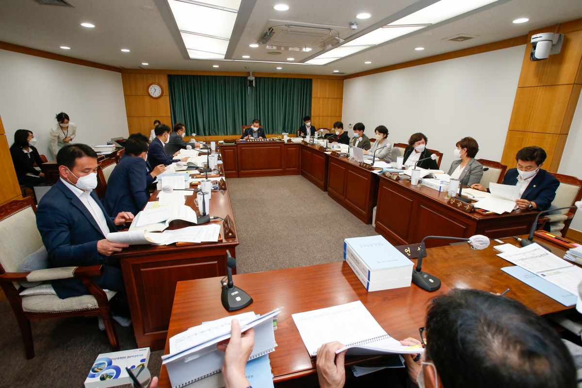 20220902-074[_P7U0438-제261회 제1차 정례회 제1차 산업건설위원회 소관 조례안 및 2021회계연도 세입·세출결산승인안 예비심사 활동.JPG