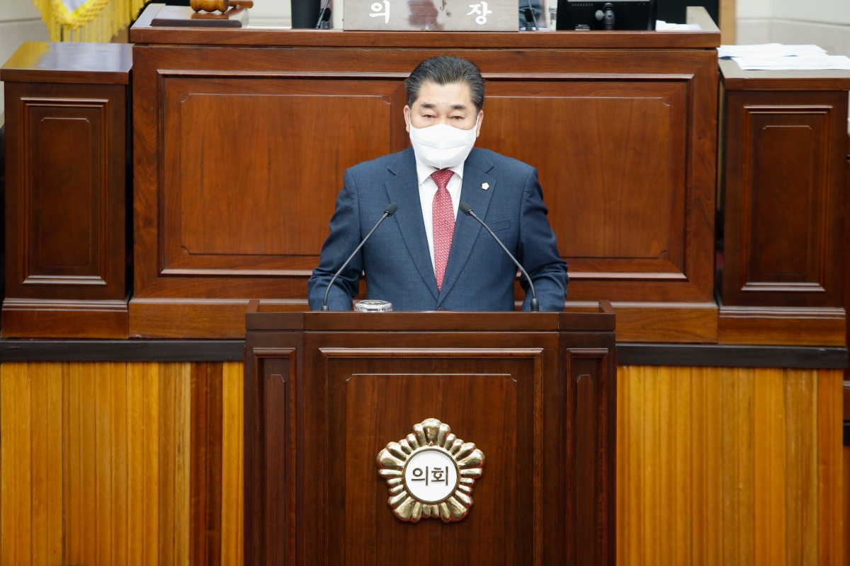 20220901-052[_P7U0104-제261회 제1차 정례회 제1차 본회의시 박세채 산업건설위원장 구미시장 및 관계공무원 출석요구의건 제안설명 복사.jpg