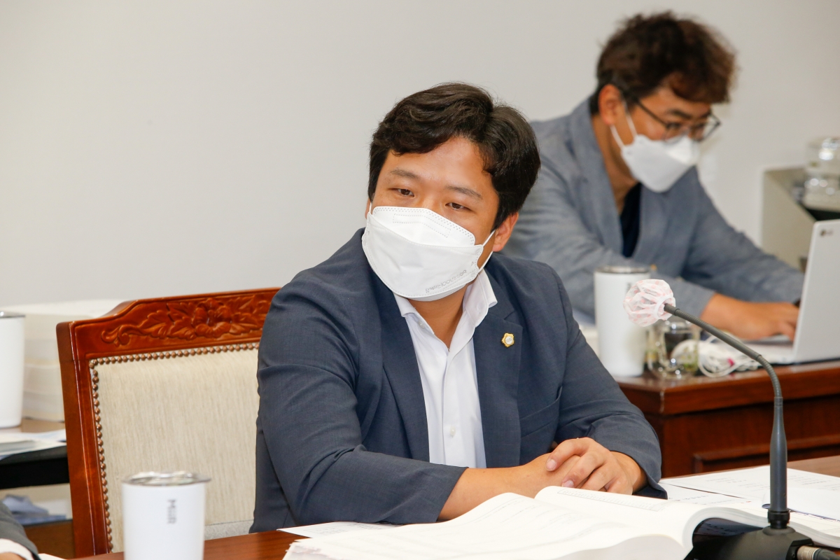 20220905-022[_P7U0798-제261회 제1차 정례회 기획행정위원회 소관 2022년도 제1회 추경예산안 및 기금운용변경계획안 예비심사활동.jpg