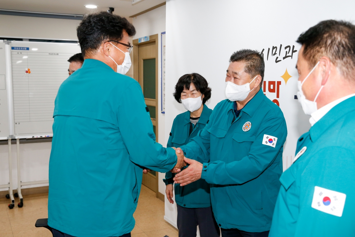 20220905-077[_P7U0870-구미시의회 의장 일행 태풍 11호 힌남노 북상함에 따라 구미시 재난상황실 방문 격려.JPG