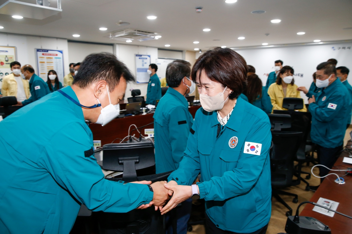20220905-067[_P7U0827-구미시의회 의장 일행 태풍 11호 힌남노 북상함에 따라 구미시 재난상황실 방문 격려.JPG