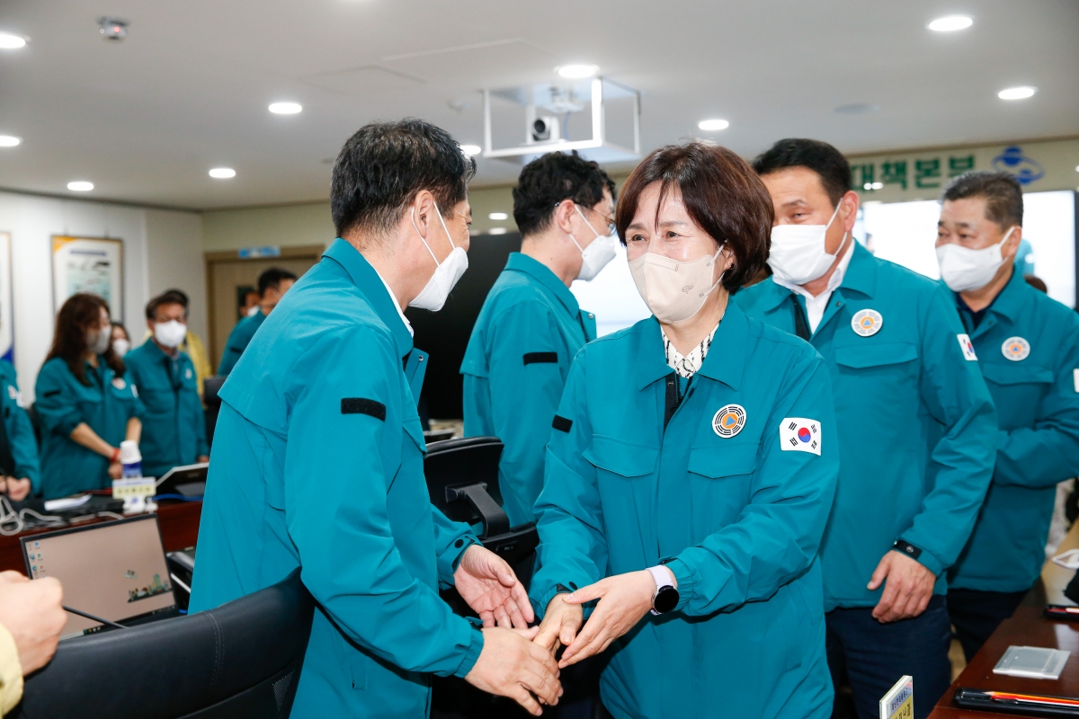 20220905-071[_P7U0846-구미시의회 의장 일행 태풍 11호 힌남노 북상함에 따라 구미시 재난상황실 방문 격려.JPG