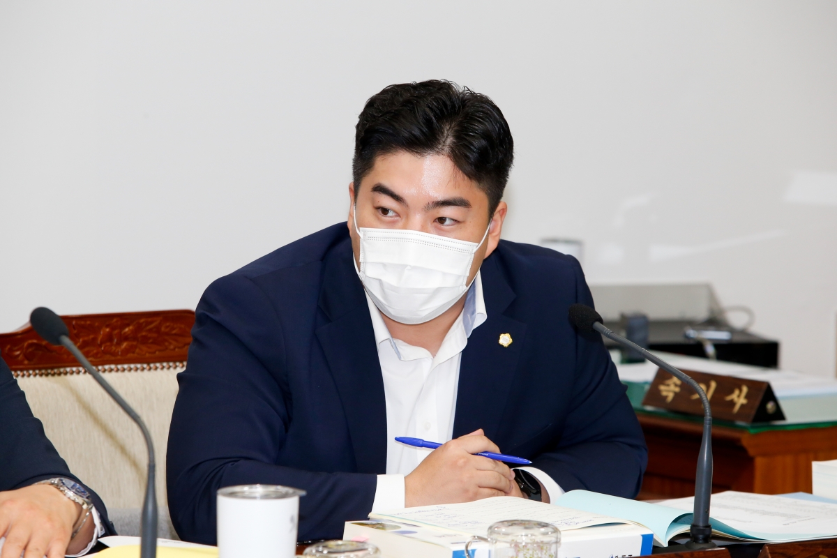 20220907-009[_P7U0952-제261회 제1차 정례회 예산결산특별위원회 2021회계연도 세입·세출결산승인안 심사 활동.JPG