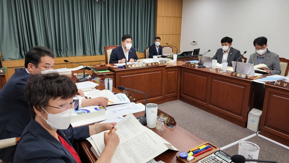 20220907-023[1662532688361-제261회 제1차 정례회 예산결산특별위원회 2021회계연도 세입·세출결산승인안 심사 활동.JPG