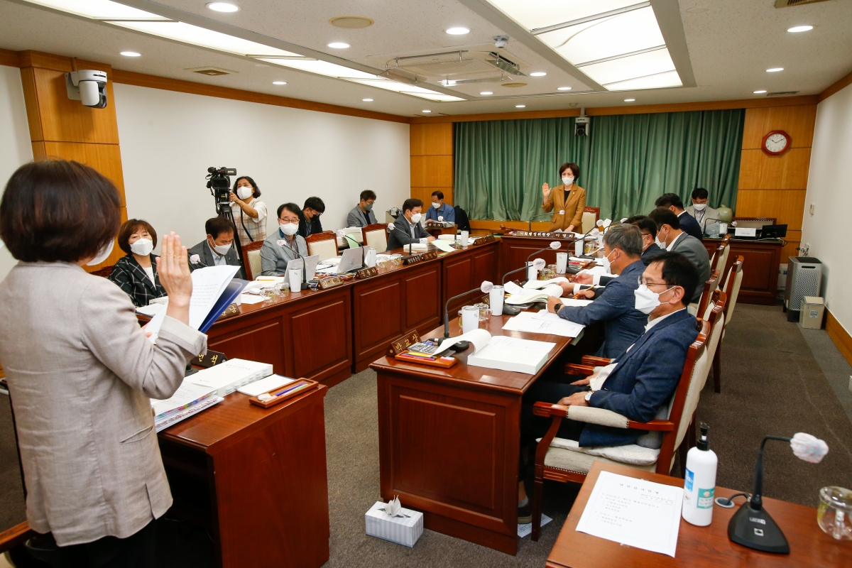 20220914-020[_P7U1743-제261회 제1차 정례회 기획행장위원회 소관 2022년도 행정사무감사 활동.JPG