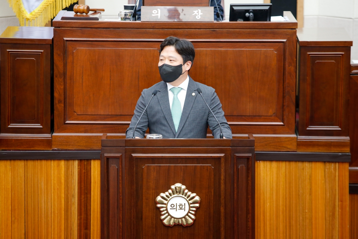 20220923-028[_P7U3490-제261회 제1차 정례회 제2차 본회의시 김원섭 기획행정위원회간사 조례안 심사결과보고.JPG