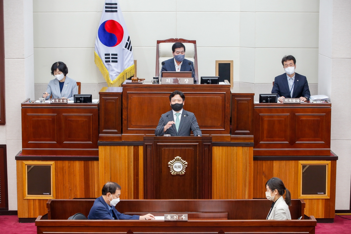 20220923-030[_P7U3499-제261회 제1차 정례회 제2차 본회의시 김원섭 기획행정위원회간사 조례안 심사결과보고.JPG