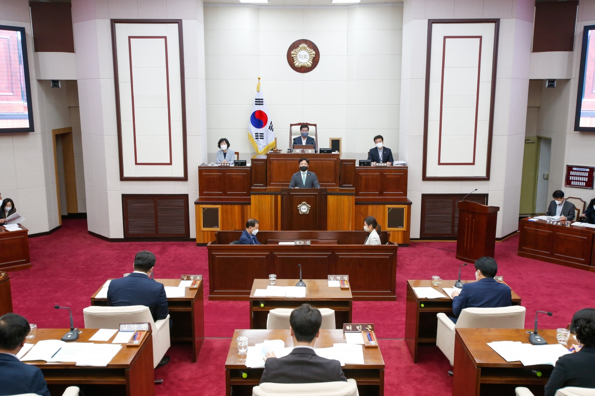 20220923-031[_P7U3501-제261회 제1차 정례회 제2차 본회의시 김원섭 기획행정위원회간사 조례안 심사결과보고.JPG