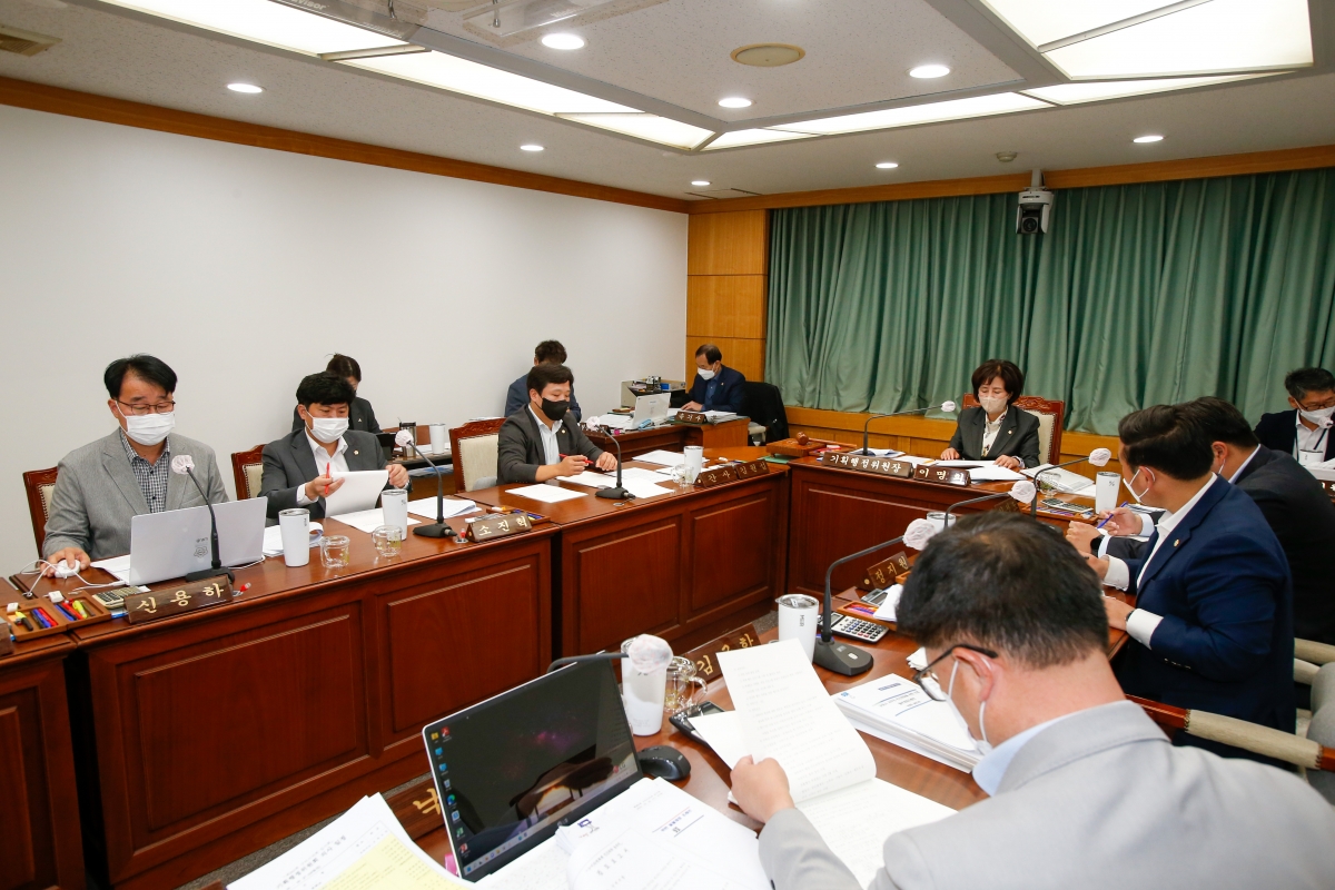 20221019-028[_P7U7364-제262회 임시회시 기획행정위원회 조례안 심사활동.JPG