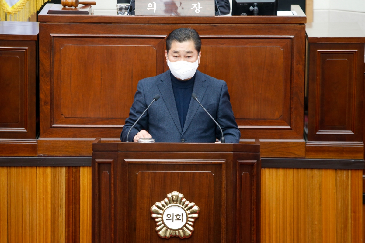 20221027-038[_P7U8937-제262회 임시회 제2차 본회의시 박세채 산업건설위원장 상임위원회 활동결과보고.JPG