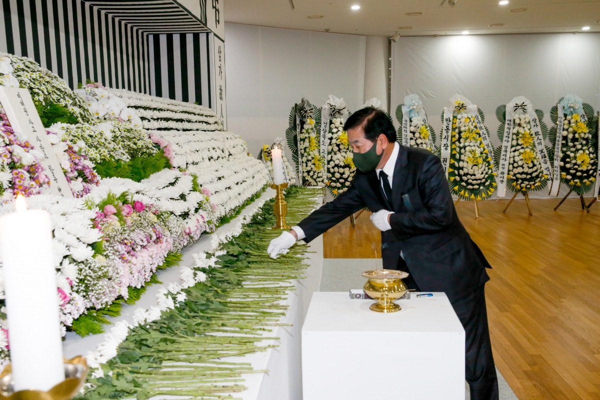 20221104-003[_P7U9996-이태원 사고 사망자 도민분향소 조문.jpg