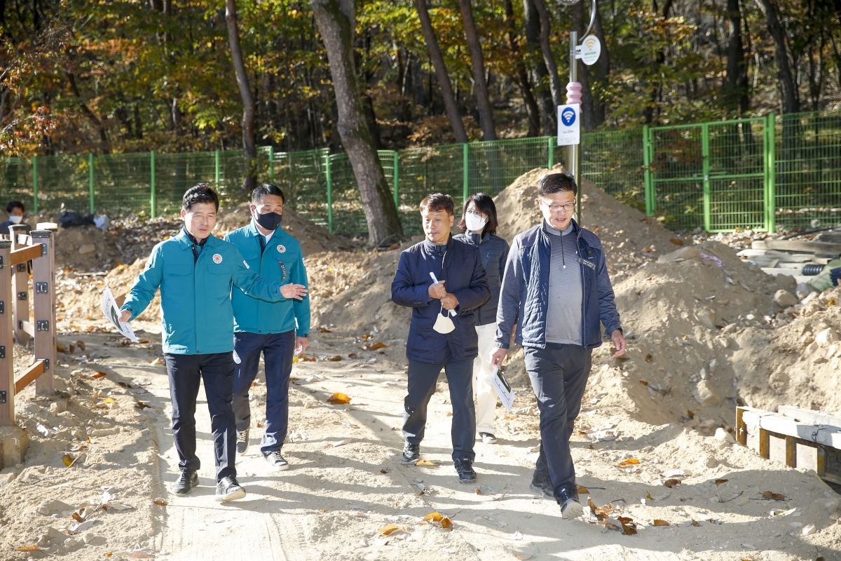20221105-093[_P7U0272-1-장세구 부의장 일행 금오산 올레길 비가림시설 설치공사 현장방문.jpg