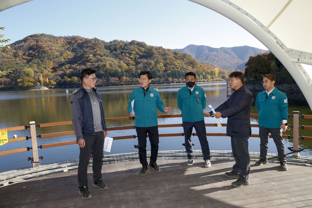 20221105-098[_P7U0289-1-장세구 부의장 일행 금오산 올레길 비가림시설 설치공사 현장방문.jpg