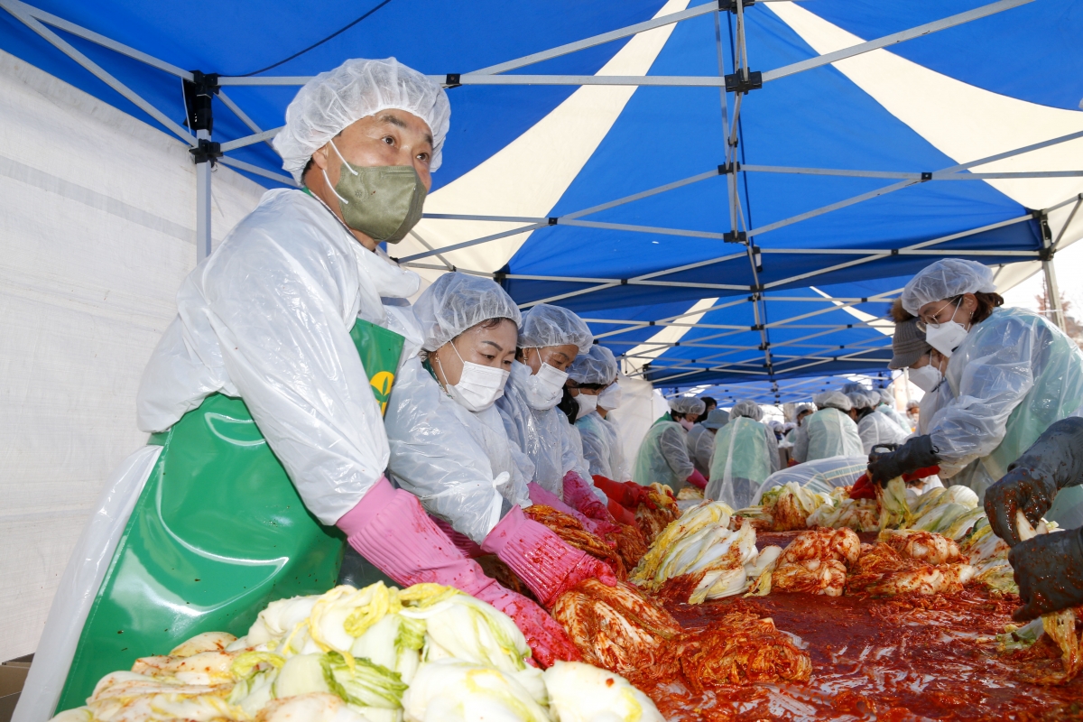 20221122-081[_P7U2238-1-2022 사랑의 김장담그기 행사.jpg