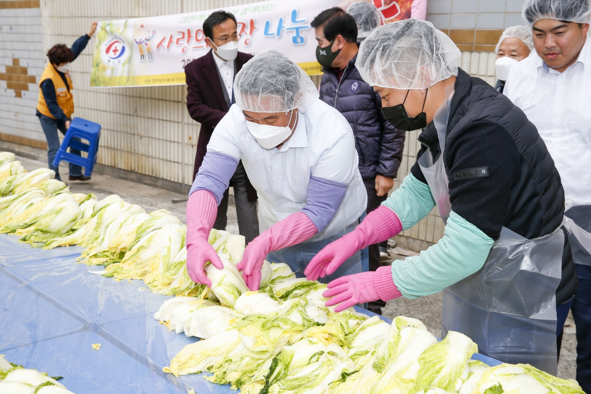 20221024-004[_P7U2296-2-대한적십자사봉사회 구미시지구협의회 김장나눔행사.jpg