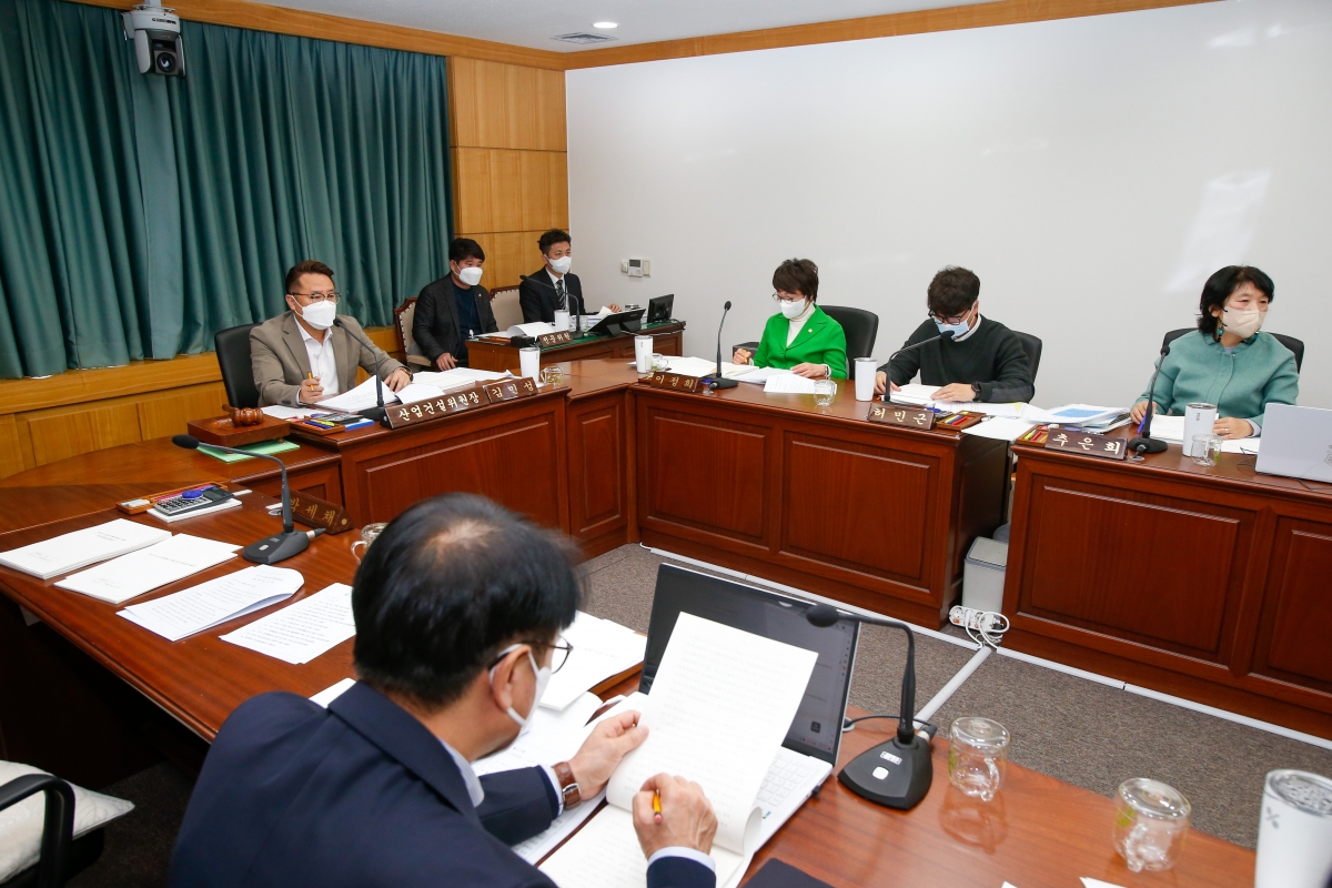 20221128-035[_P7U3033-제263회 구미시의회 제2차 정례회시 산업건설위원회 조례안 심사활동.JPG