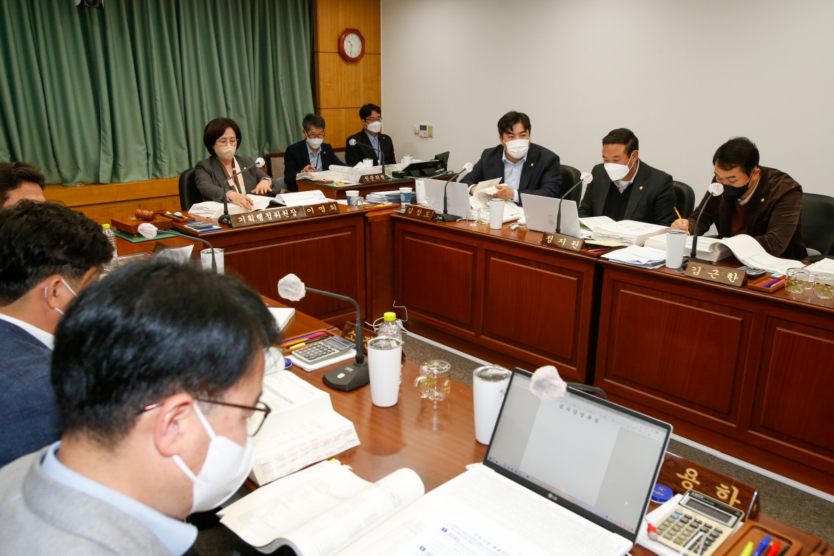 20221129-022[_P7U3209-제263회 구미시의회 제2차 정례회시 기획행정위원회 2023년도 예산안 및 기금운용계획안 예비심사활동.JPG