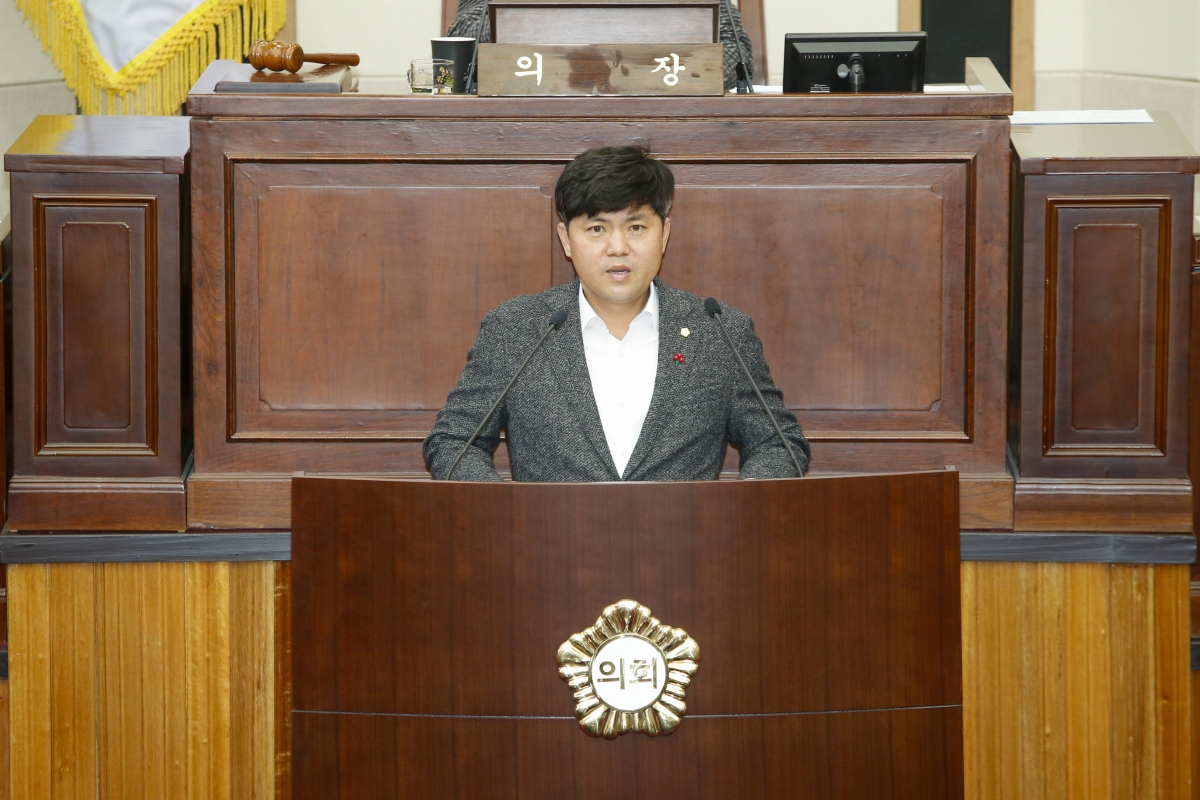 20221216-027[_P7U6131-1-제263회 구미시의회 제2차 정례회 제3차 본회의시 소진혁 예산결산특별위원회부위원장 2022년도 제2회 추가경정예산안 및 기금운용계획변경안 심사결과보고.jpg