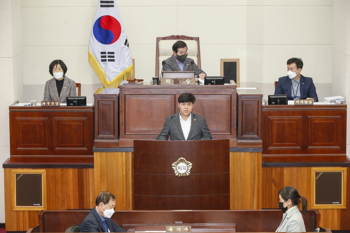 20221216-028[_P7U6133-1-제263회 구미시의회 제2차 정례회 제3차 본회의시 소진혁 예산결산특별위원회부위원장 2022년도 제2회 추가경정예산안 및 기금운용계획변경안 심사결과보고.jpg