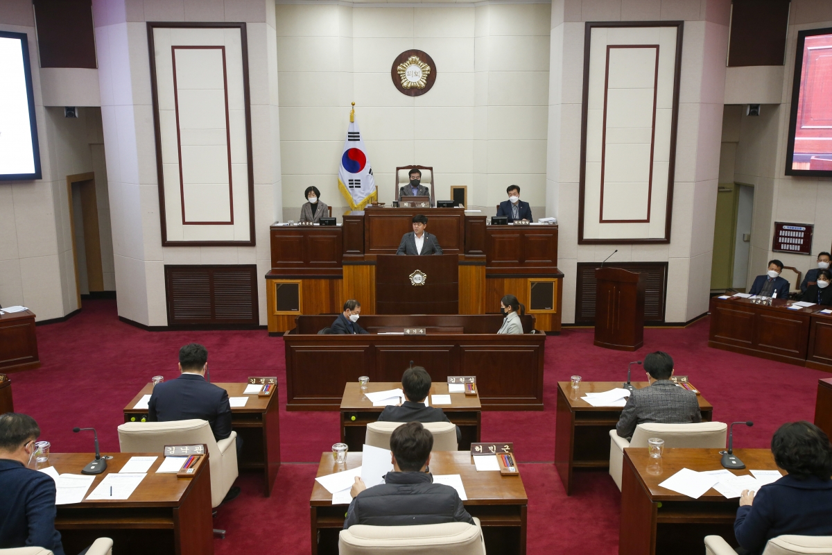 20221216-030[_P7U6139-1-제263회 구미시의회 제2차 정례회 제3차 본회의시 소진혁 예산결산특별위원회부위원장 2022년도 제2회 추가경정예산안 및 기금운용계획변경안 심사결과보고.jpg