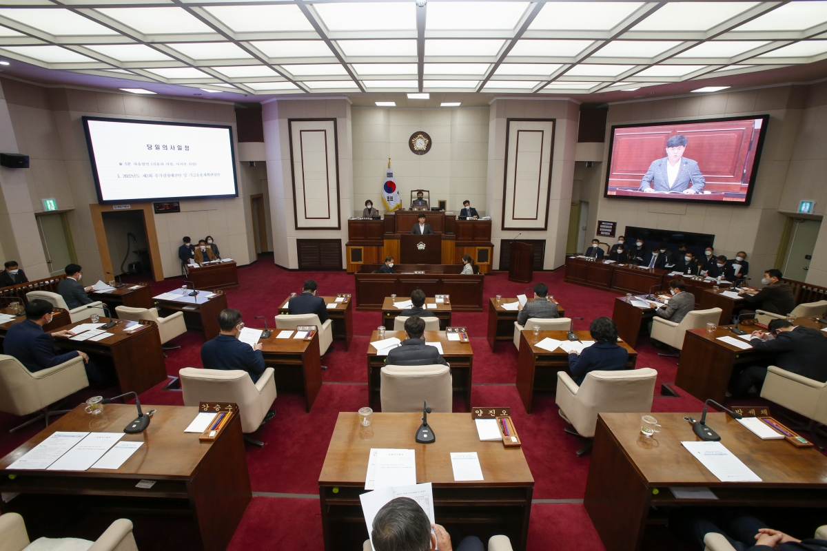 20221216-031[_P7U6141-1-제263회 구미시의회 제2차 정례회 제3차 본회의시 소진혁 예산결산특별위원회부위원장 2022년도 제2회 추가경정예산안 및 기금운용계획변경안 심사결과보고.jpg