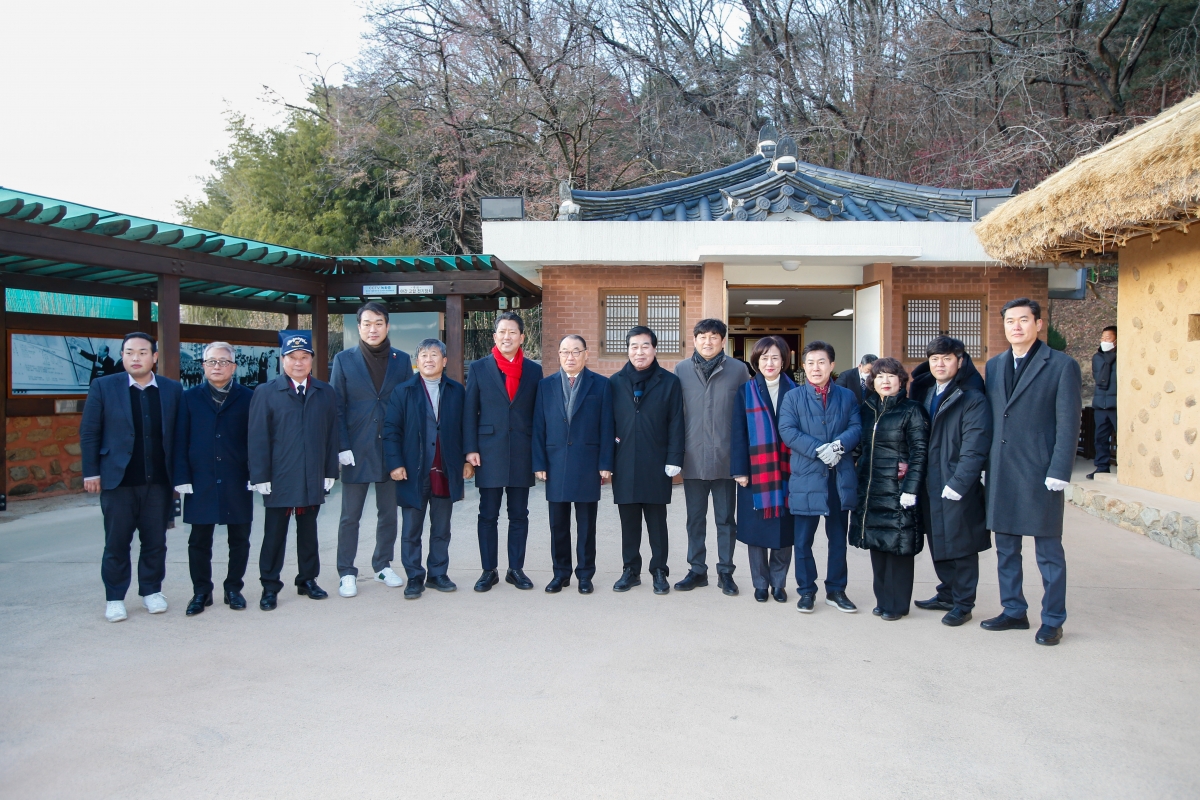 20230102-075[_P7U8158-2023 새해 박정희대통령 생가 참배.JPG