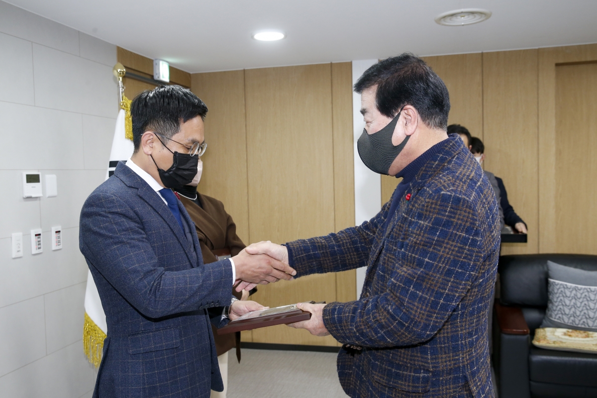 20230104-005[_P7U8533-1-고개만디 봉사단 공로패 전달.jpg