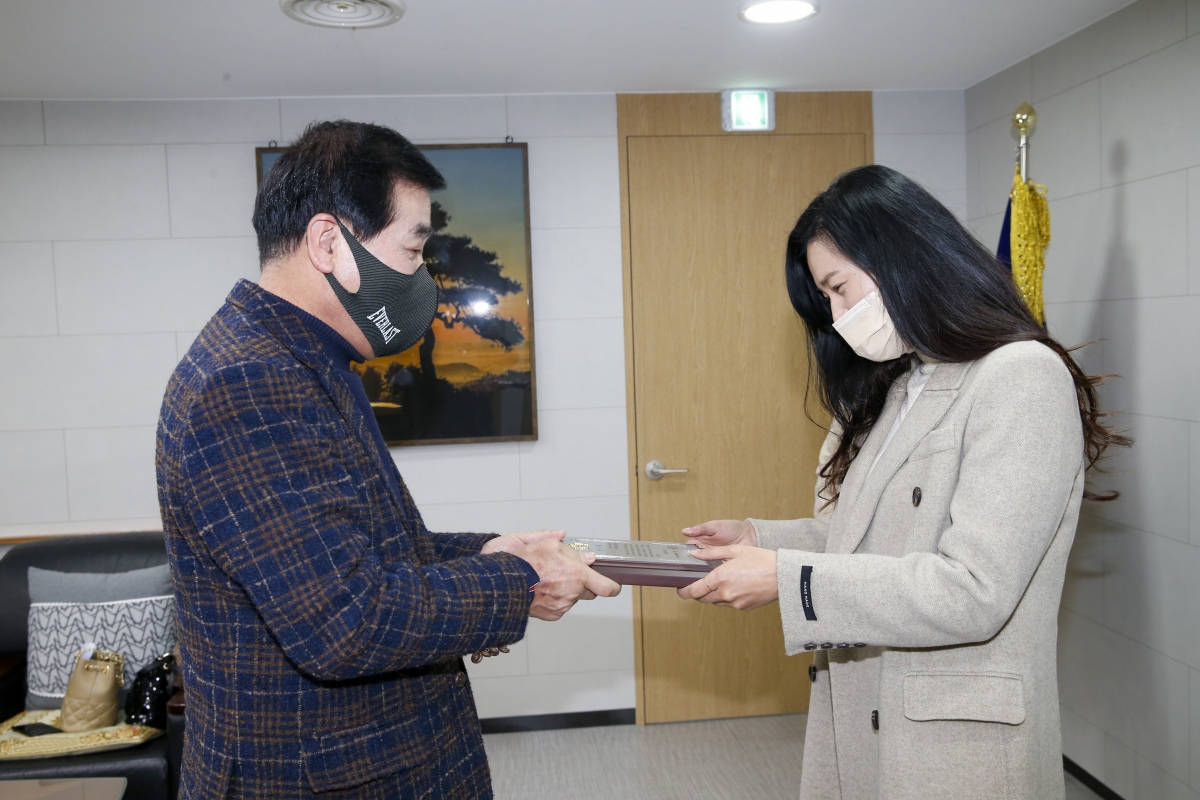 20230104-006[_P7U8535-1-고개만디 봉사단 공로패 전달.jpg