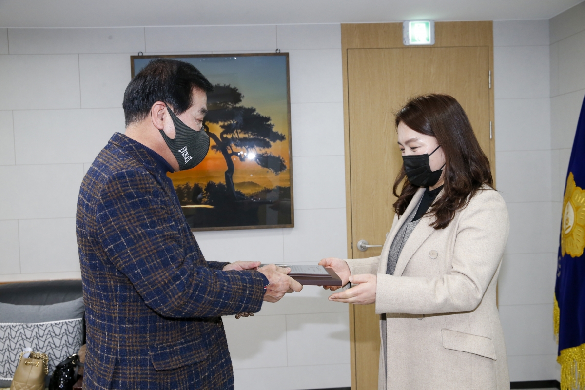 20230104-007[_P7U8539-1-고개만디 봉사단 공로패 전달.jpg