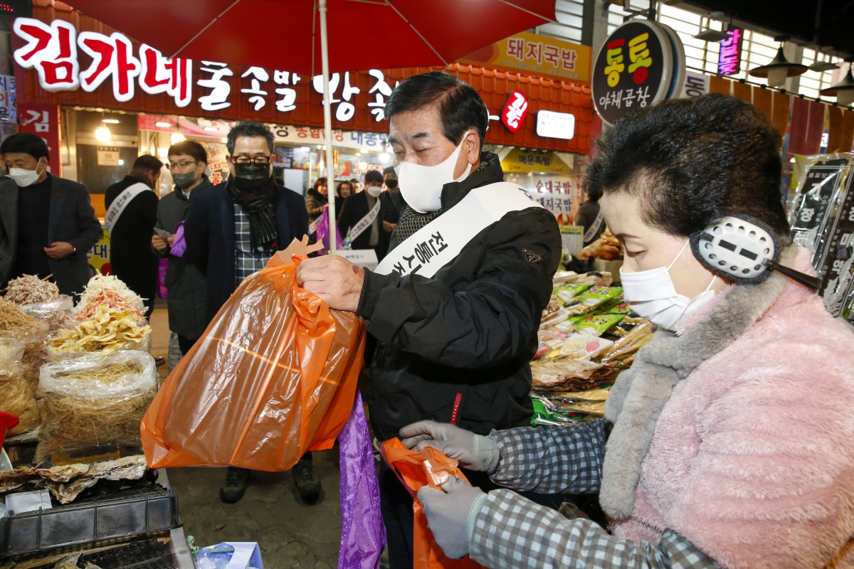 20230117-074[_P7U9431-1-설 맞이 전통시장 장보기 행사.jpg