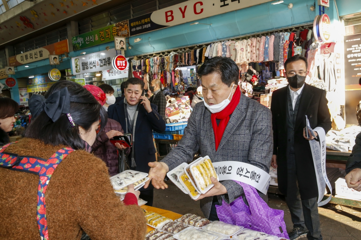 20230117-094[_P7U9472-1-설 맞이 전통시장 장보기 행사.jpg