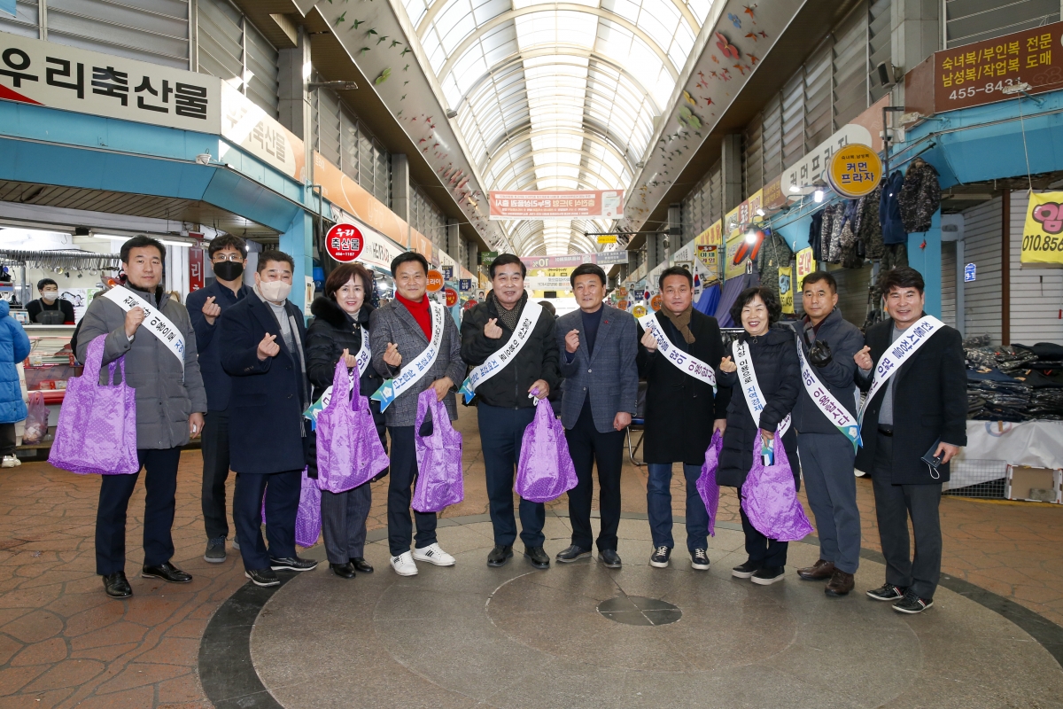 20230117-072[_P7U9428-1-설 맞이 전통시장 장보기 행사.jpg